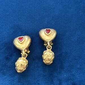 Vintage Leslie Block Signed Gold Tone Red Heart Center Clip On Earrings